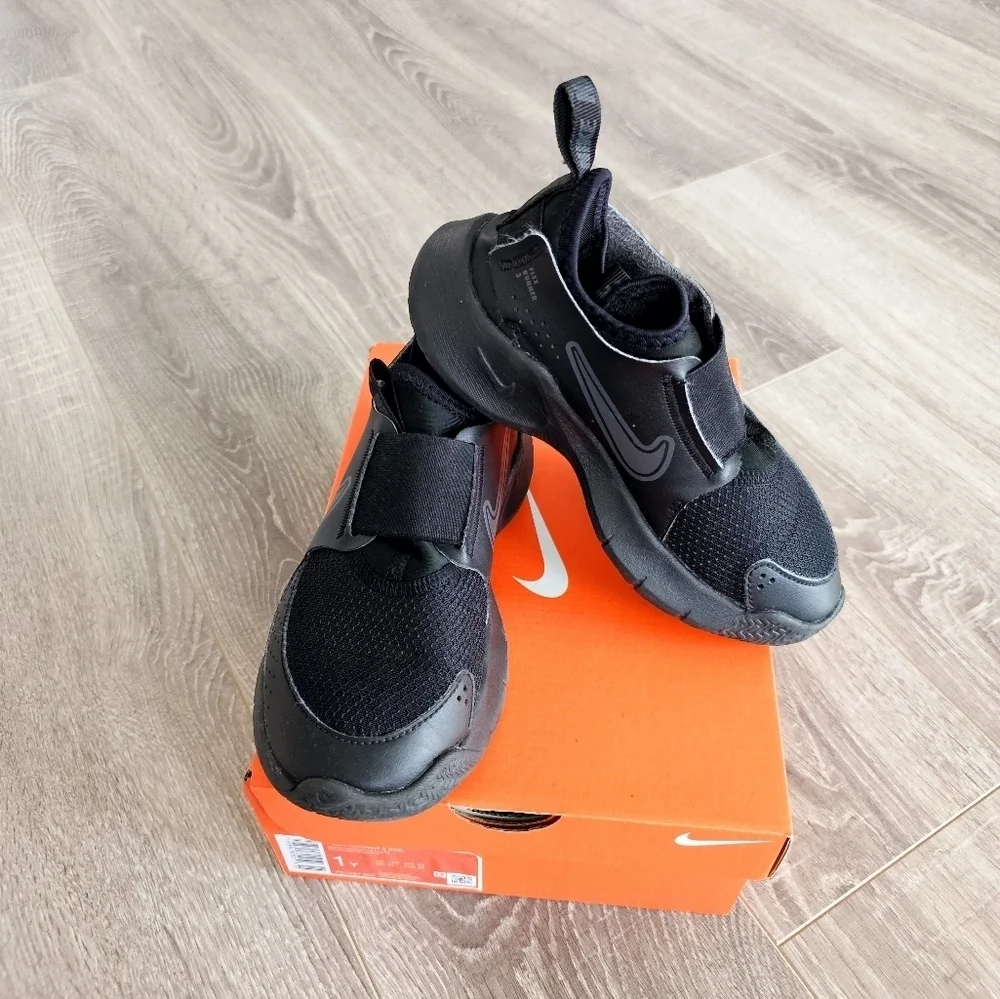 Boy's black running shoes